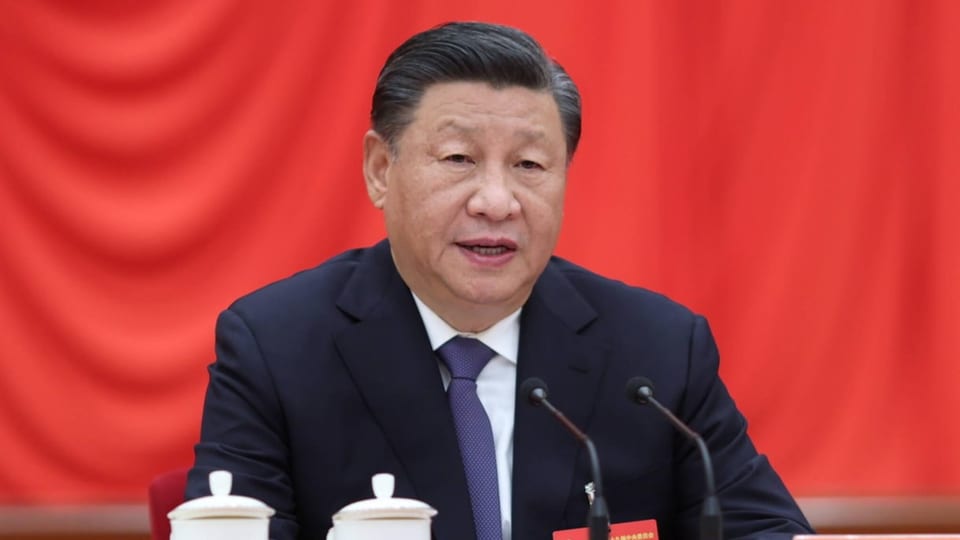 Partei- und Staatschef Xi Jinping spricht vor dem Mikrophone.