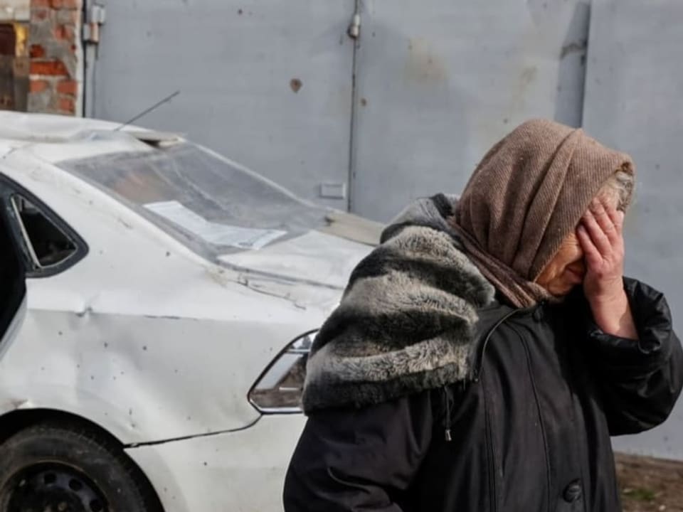 Eine verzweifelte Frau in Tschernihiw nach russischem Beschuss ihres Hauses.