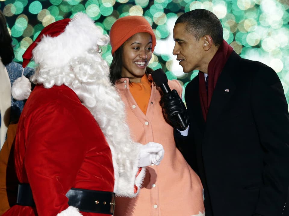 Sasha Obama und ihr Vater, daneben steht der Nikolaus.