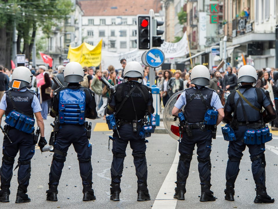 Polizisten vor Demonstranten