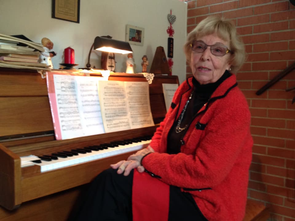 Felicitas Trottmann sitzt in ihrer Wohnung am Klavier.