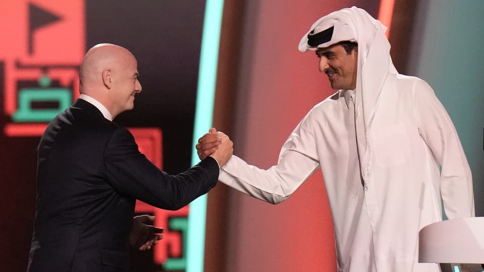 Gianni Infantino (links) und Tamim bin Hamad Al Thani geben sich die Hand.