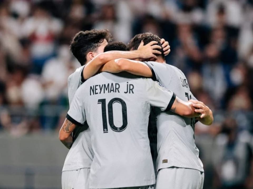Neymar jubelt mit seinen Teamkollegen