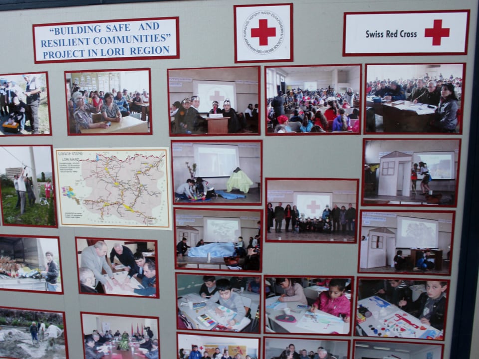 Poster vom Armenischen Roten Kreuz.