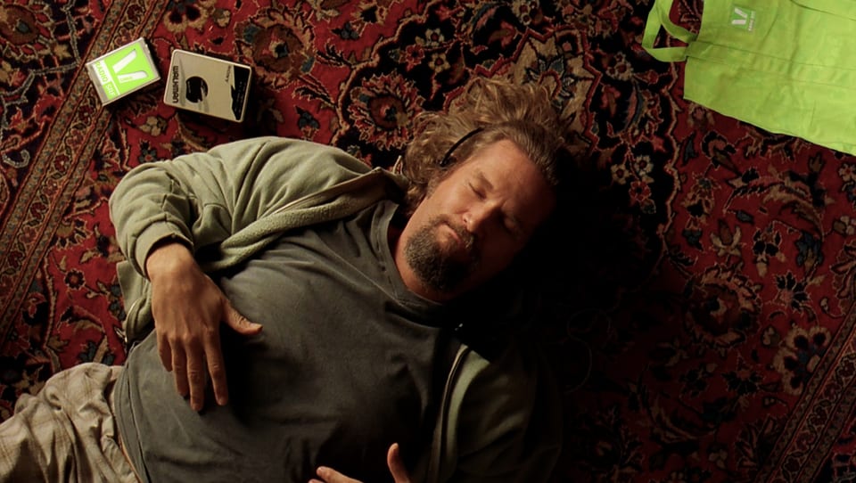 Jeff Bridges liegt auf einem Teppich