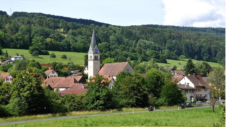 Das Dorf Kleinlützel im Sommer, Kirche in der Mitte