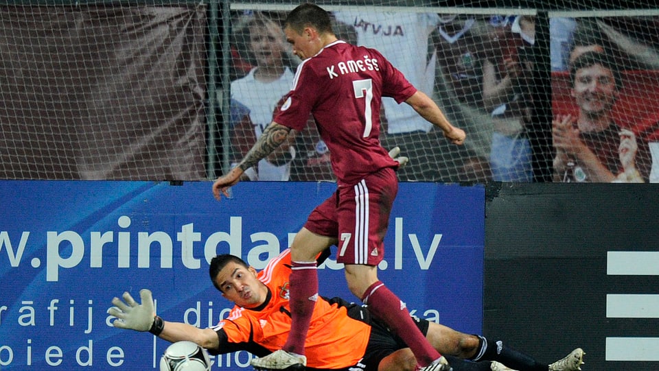 Cengiz Bicer klärt gegen einen lettischen Spieler.