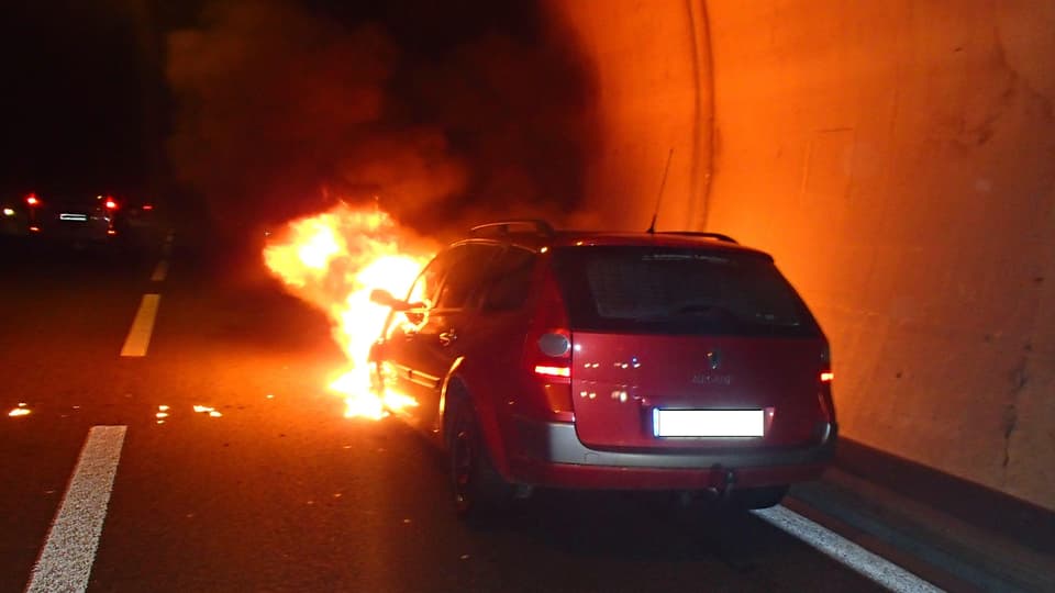 Am Auto und an der Fahrbahn entstand durch den Brand ein Sachschaden von mehreren Tausend Franken.