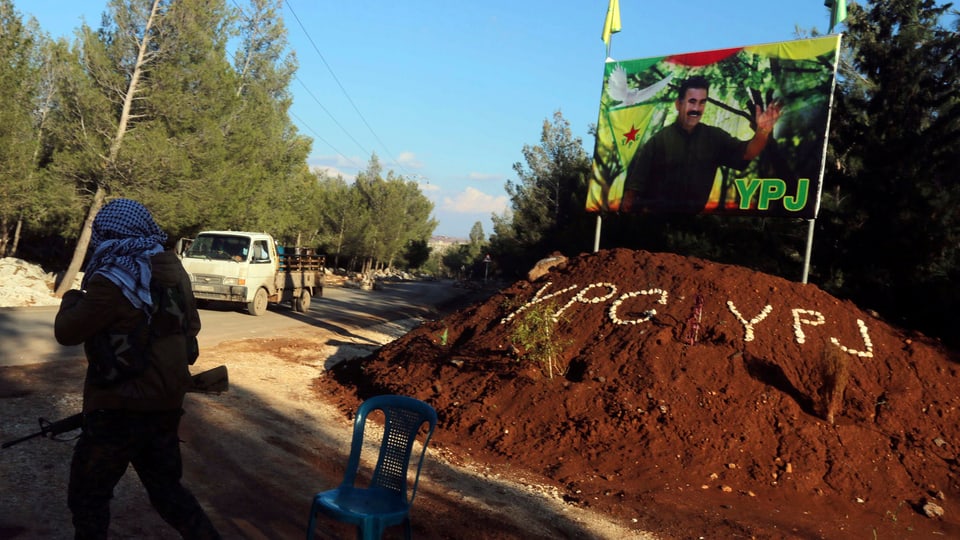 Kontrollpunkt der YPG nahe der syrisch-kurdischen Stadt Afrin: Die Flagge zeigt ein Portrait von PKK-Führer Öcalan. 