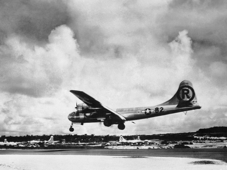 Ein Bild eines Fliegers des Typs B-29-Bomber.