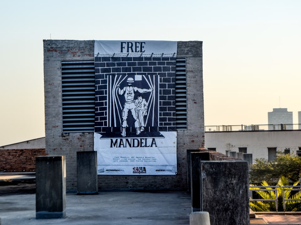 Poster, auf dem «Free Mandela» geschrieben steht.