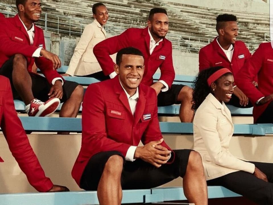 Die kubanischen Sportler in roten Blazern