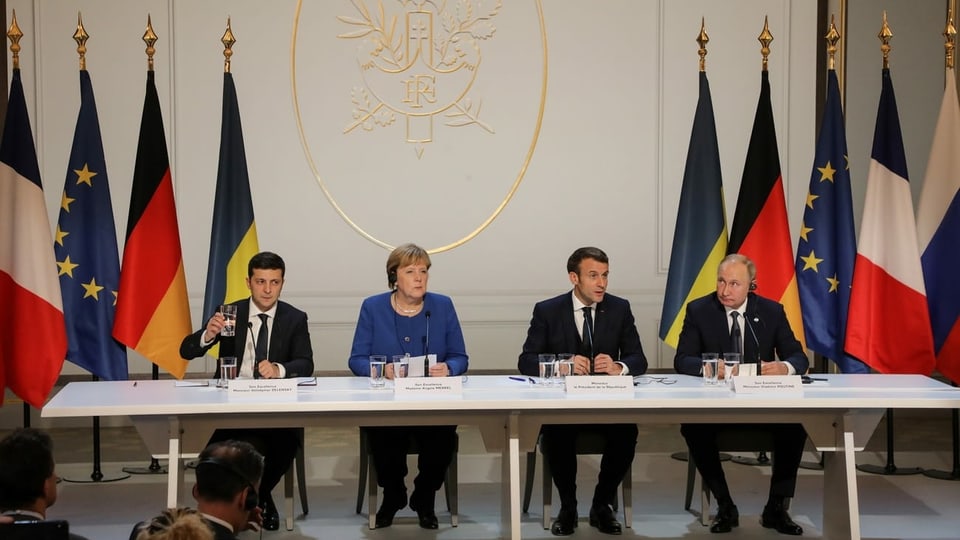 Wolodimir Selenski, Angela Merkel, Emmanuel Macron und Wladimir Putin an der Medienkonferenz
