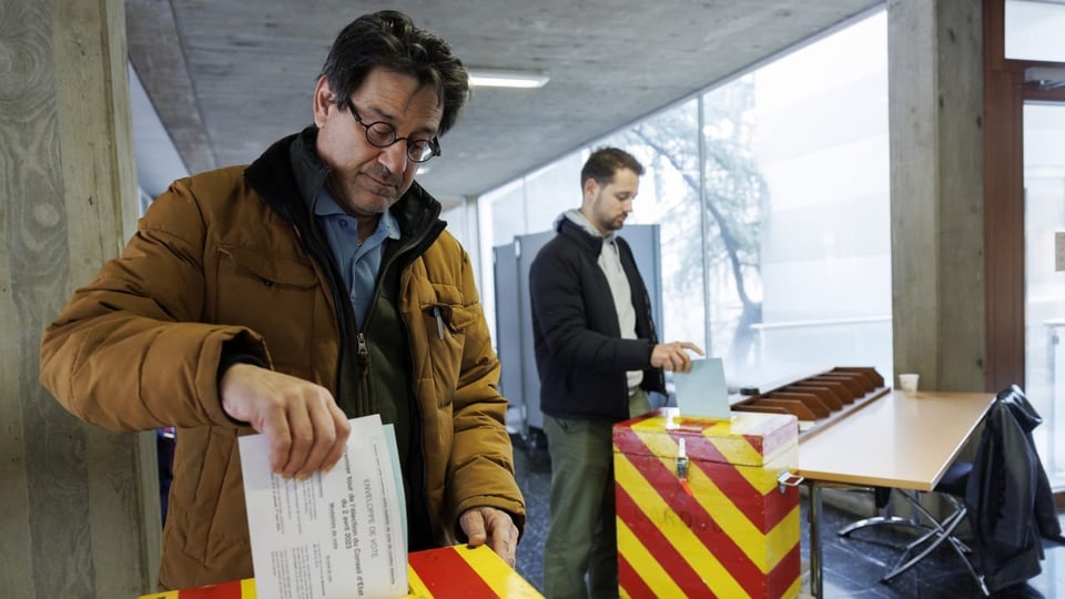 Stimmbürger legen ihre Wahlzettel in die Urne