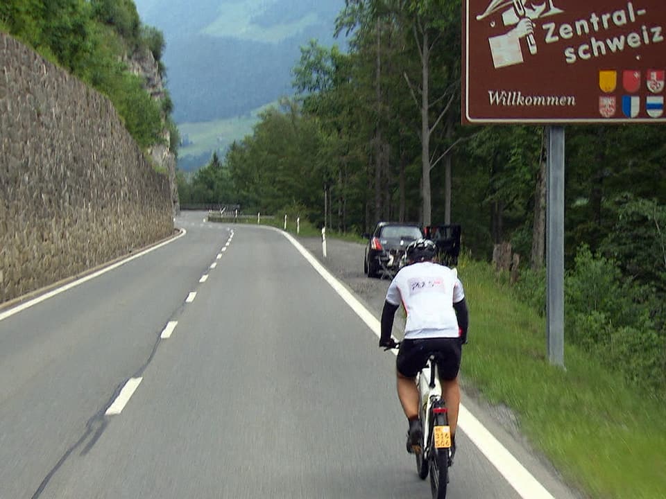 Thomas Kissling rollt bergab an einer Werbetafel für die Zentralschweiz vorbei.