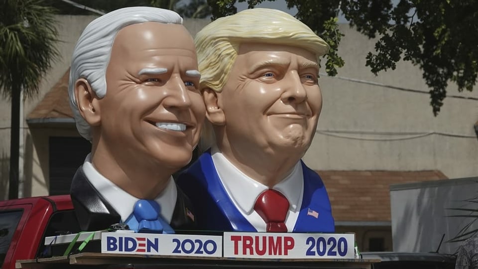 Köpfe von Trump und Biden als Skulpturen.