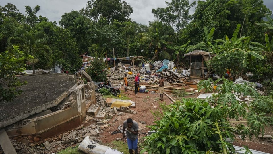 Erdbebenopfer und zerstörte Häuser in Haiti