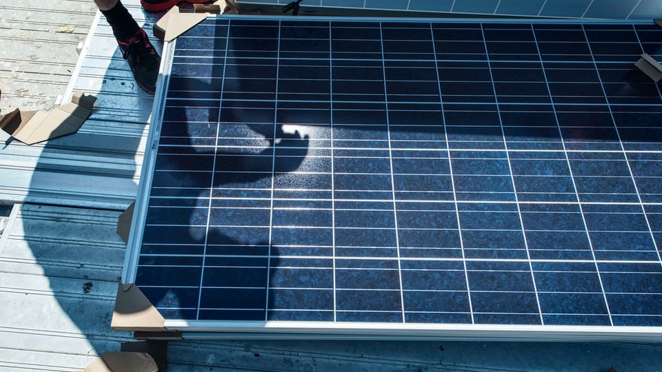 Arbeiter installiert ein Solar-Panel