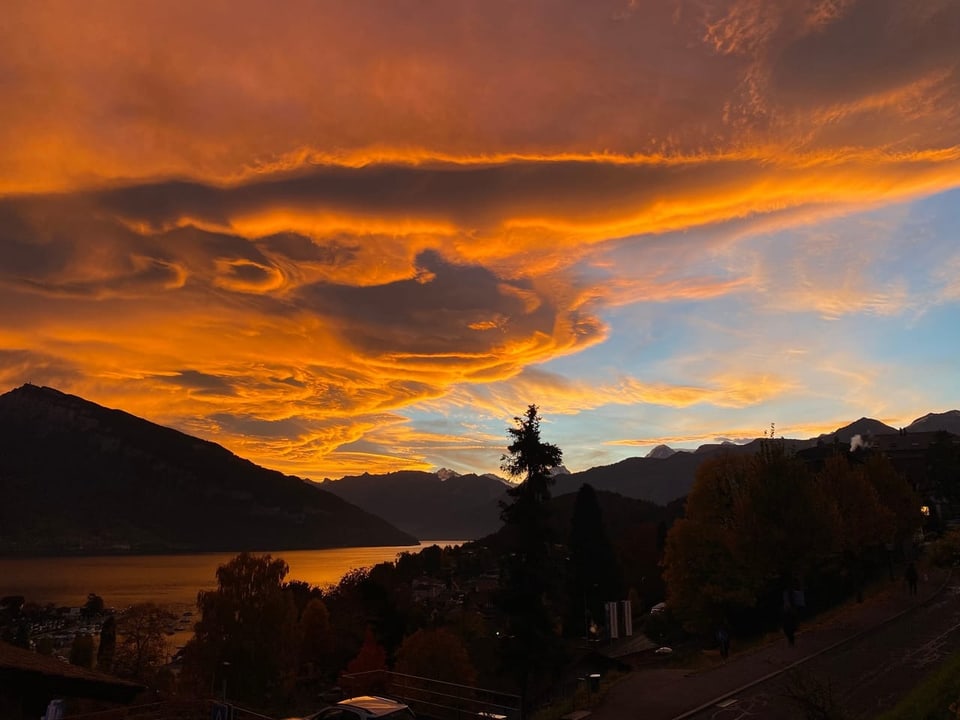 Spiez Roter Himmel und tolle Wolkenformation.