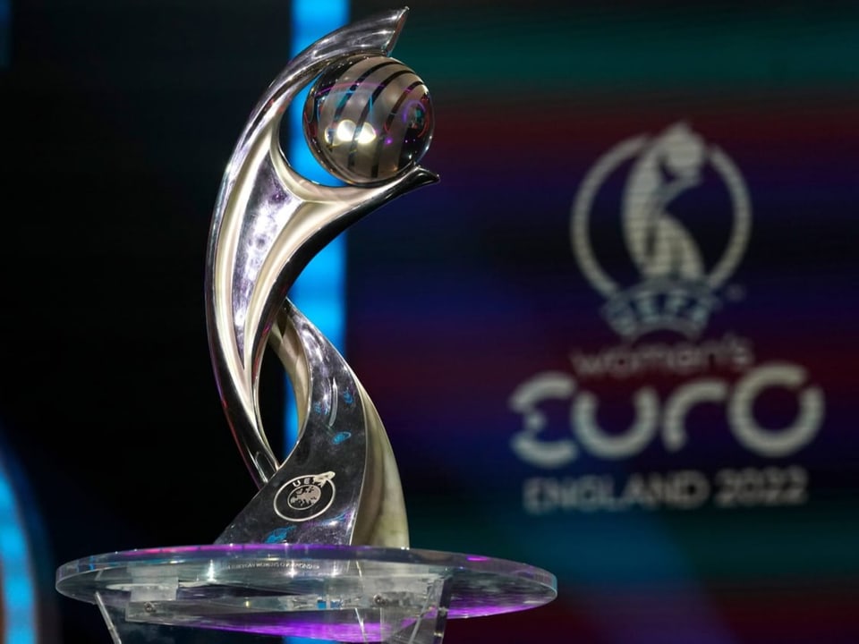 Um dieses Prunkstück geht's Der Pokal der Frauen-EURO.