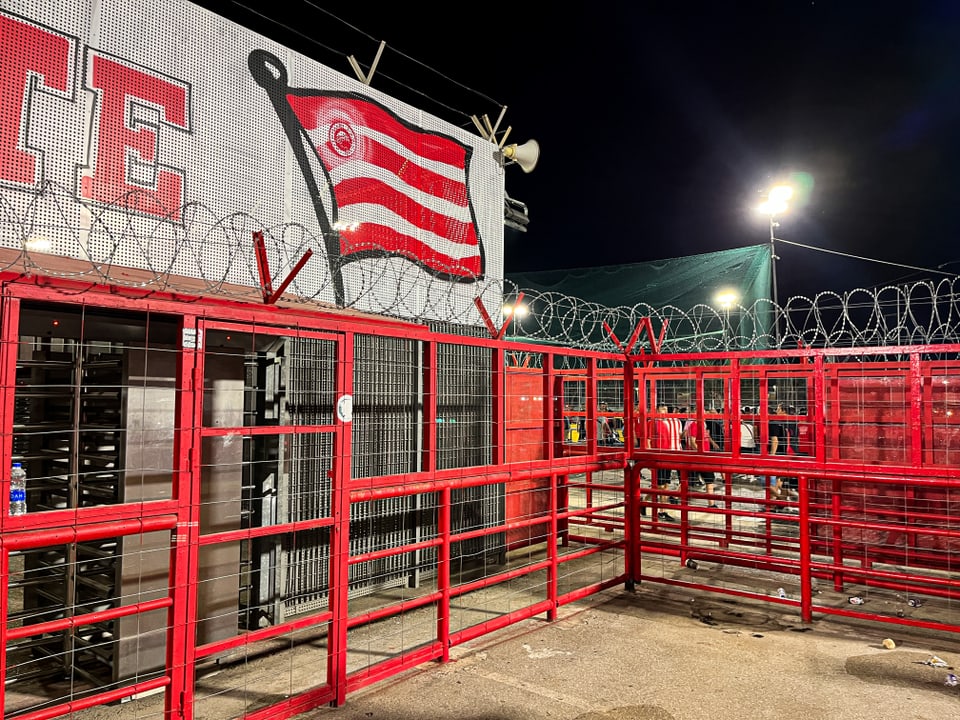 Eher an eine Gefängnisanstalt als an ein Stadion erinnern die Eingänge zum Fanblock von Olympiakos Piräus.