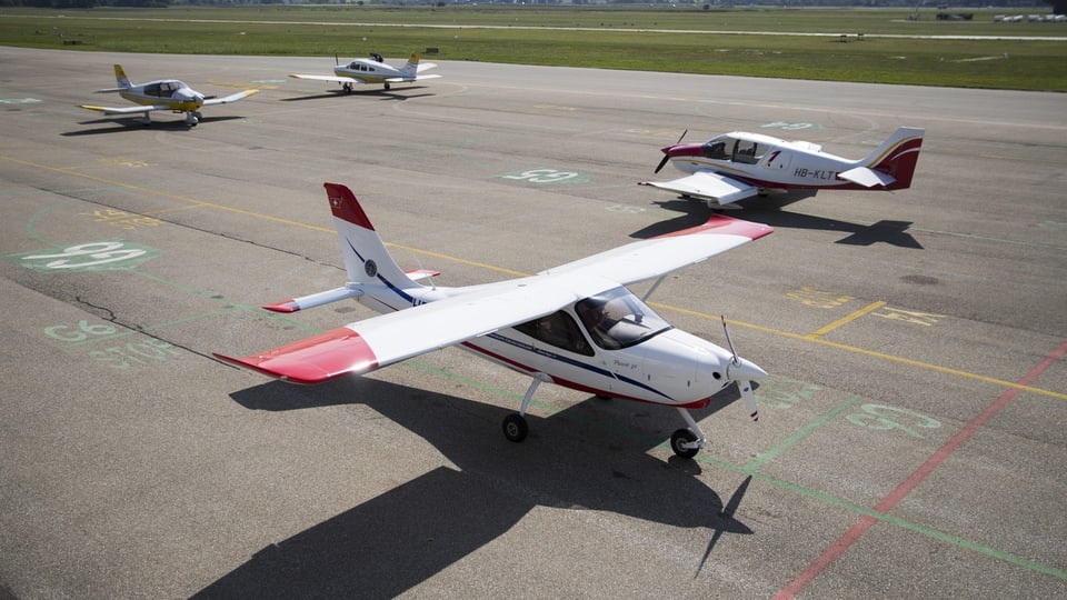 Kleine Flugzeuge geparkt auf einem Flugplatz.