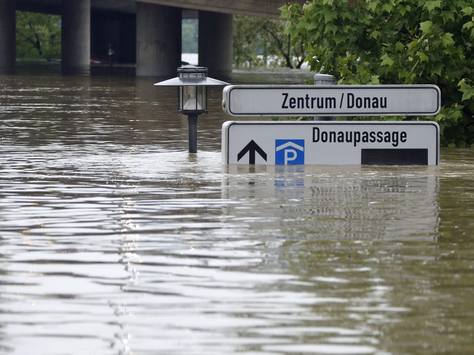 Eine Strasse in Passau steht mehere Meter unter Wasser.