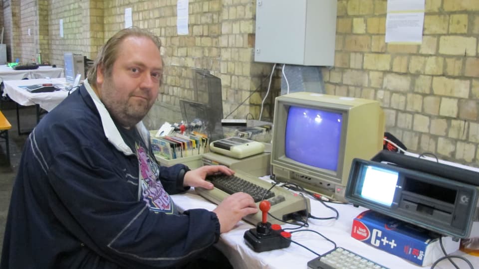 Aussteller Martin Ebnöther präsentiert einen Commodore 64 und seine tragbare Variante SX64.