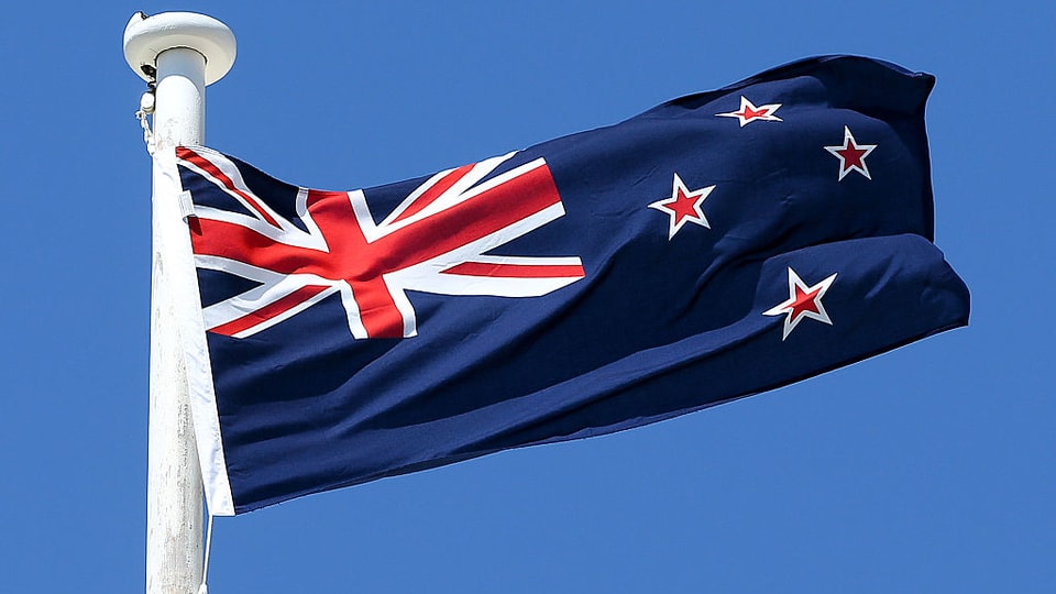 Symbolbild: Neuseeländische Flagge flattert an einem Fahnenmast.