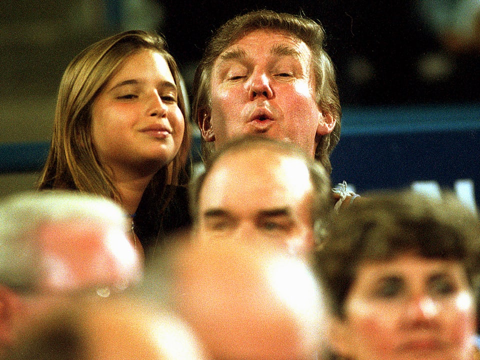 Die 13-Jährige Ivanka Trump auf dem Arm ihres Vaters Donald Trump an einem Tennis-Match an den US-Open im September 1994.