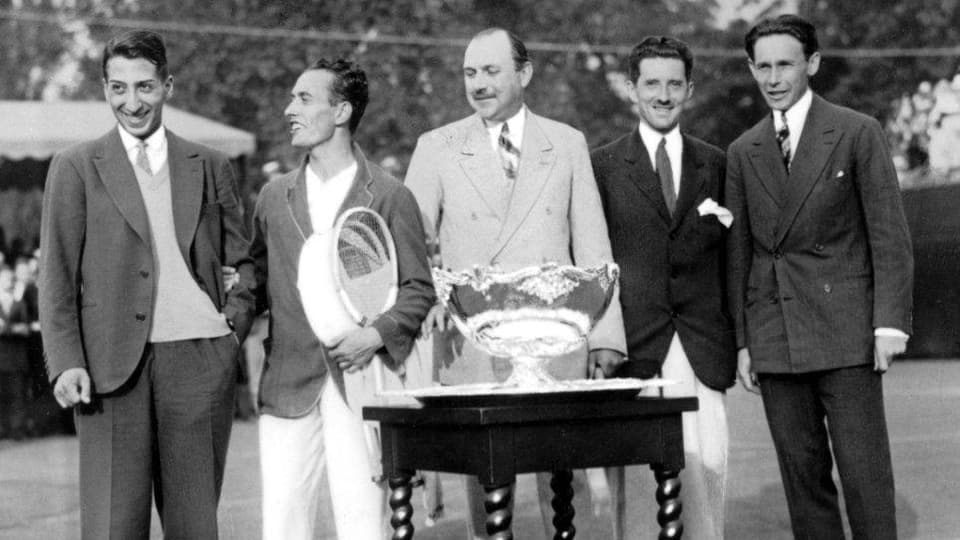 Das französische Davis-Cup Team von 1932 mit Rene Lacoste, Henri Cochet, Pierre Gillou (Captain), Jacques Brugnon und Jean Borotra.