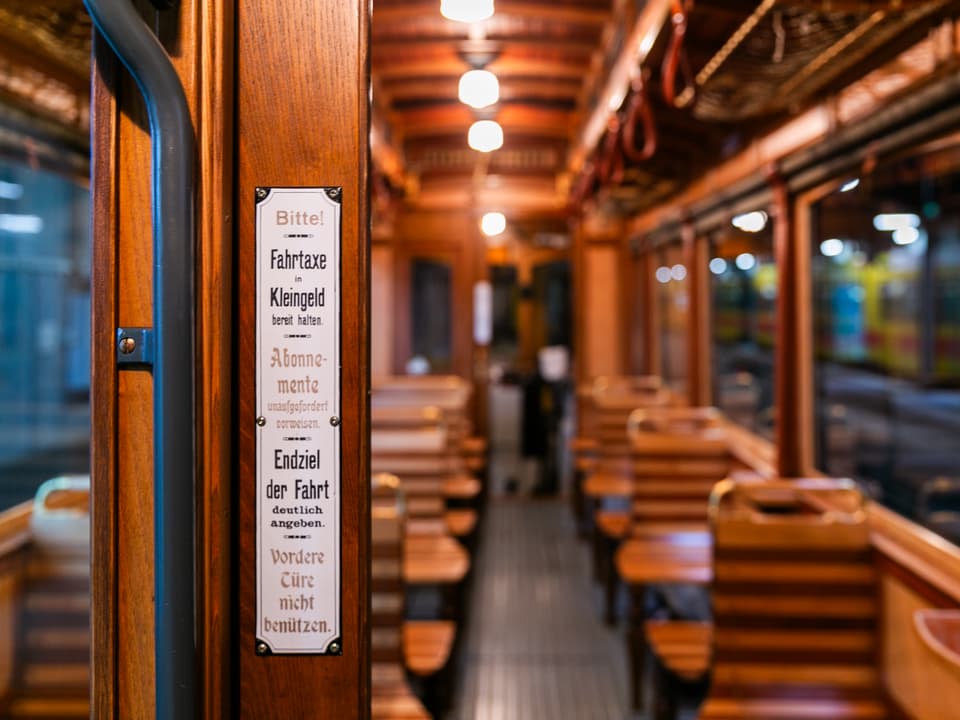 Der Blick ins innere des Oldtimer-Trams zeigt die Holzdecke und Holzsitze in dem alten Wagon.