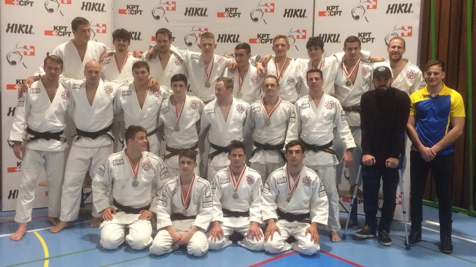 Die Mannschaft des Judoteams Brugg posiert mit der Bronzemedaille für ein Gruppenfoto