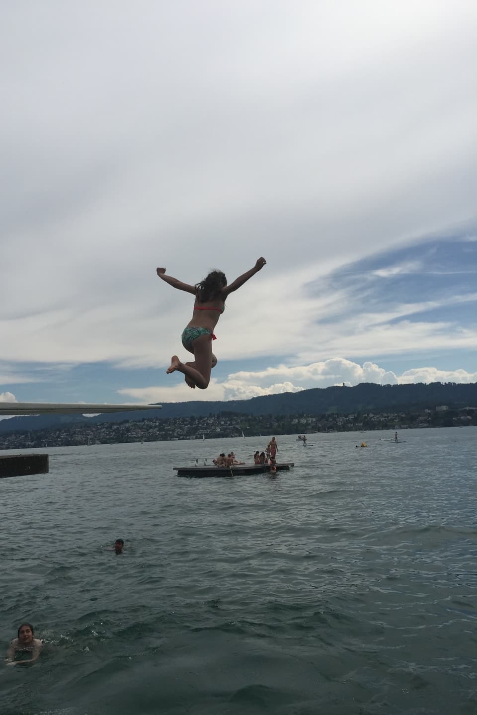 Mädchen springt in den See