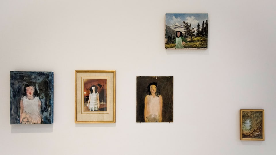 Vier Bilder auf weisser Wand, alle zeigen das Sennentuntschi mit weissem Hemd und schwarzem Haar.