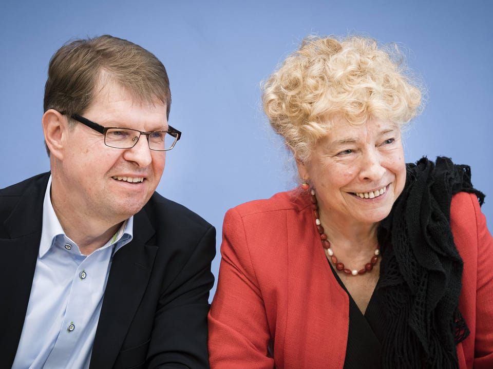 Ralf Stegner und Gesine Schwan gemeinsam vor den Medien.