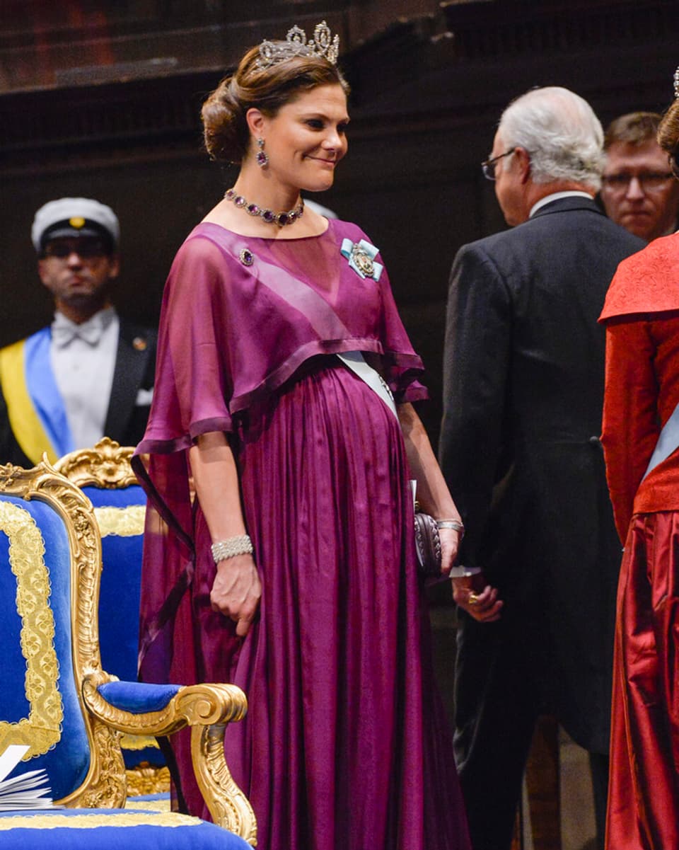 Prinzessin Victoria in einem purpurnen Kleid.