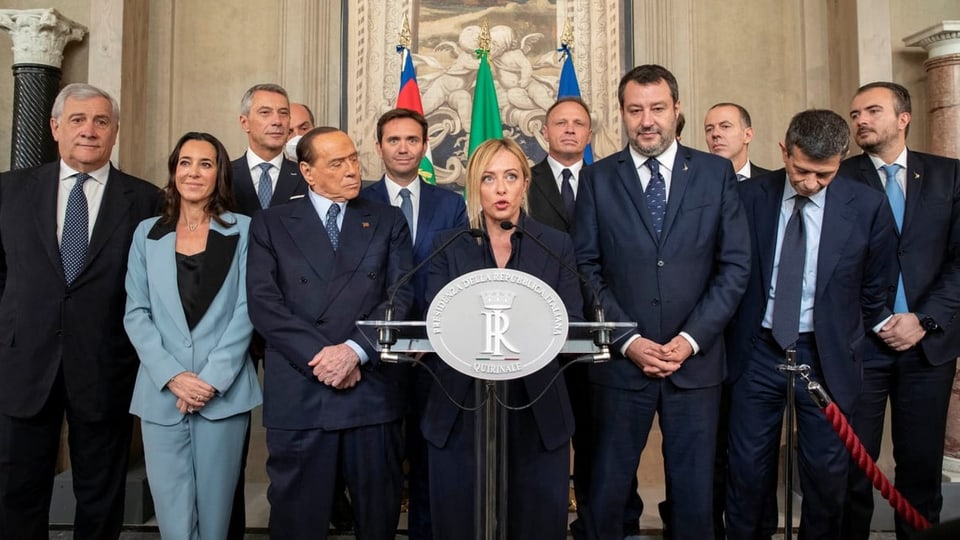 Meloni ist umringt von konservativen Politikern und Politikerinnen, daneben steht beispielsweise Berlusconi und Salvini.