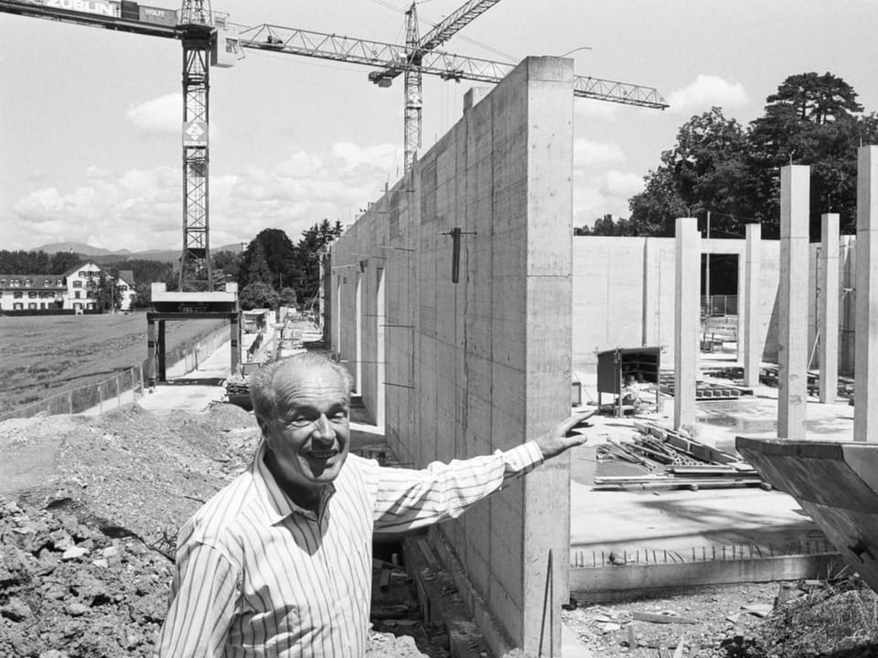 Schwarz-weiss Foto von einem Mann vor einer Baustelle