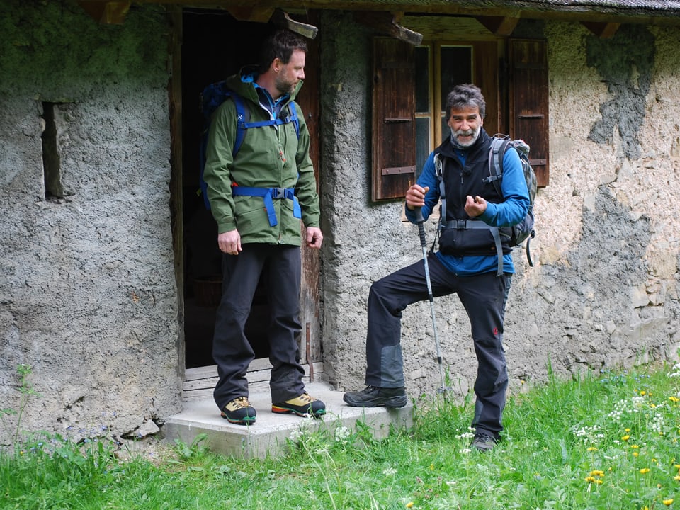 Nik Hartmann und Wanderleiter Cyrille Cantin sind bereit für die Wanderung. 