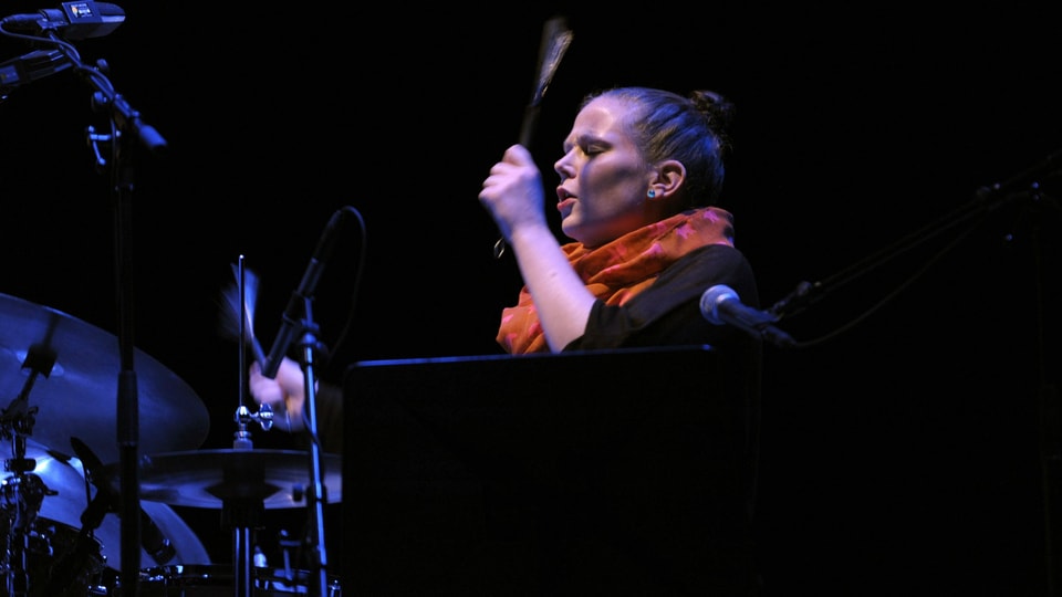 eine Frau auf einer Bühne am Schlagzeug