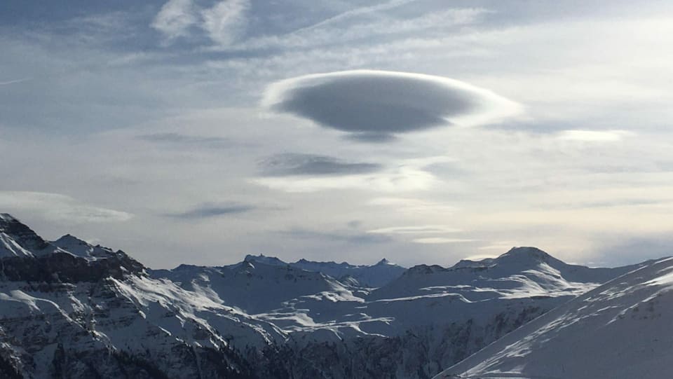 Blick auf eine Wolke, die einem Ufo ähnelt.