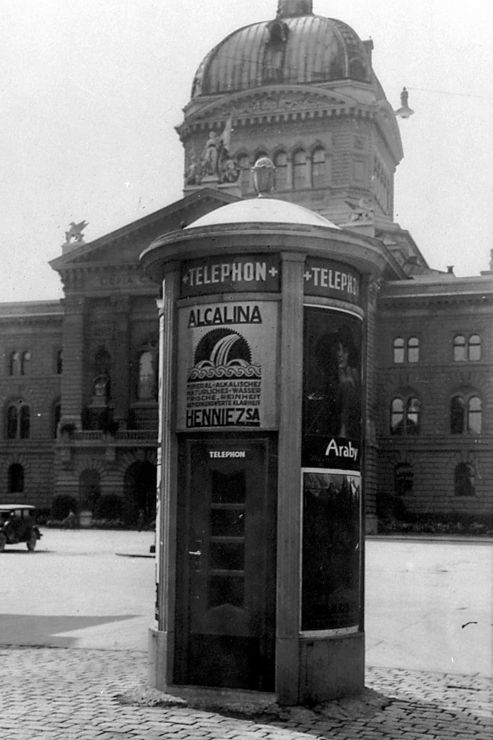 Schwarzweiss-Aufnahme einer alten Telefonkabine - vor dem Bundeshaus Bern.