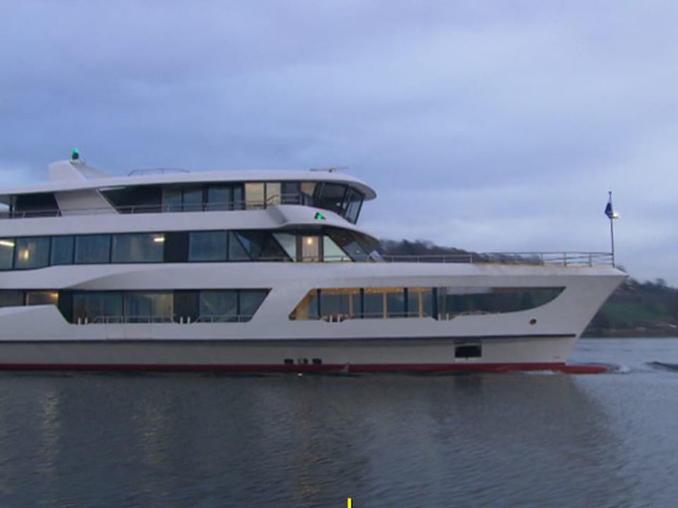 schnittiges Schiff mit modernem Design auf dem See