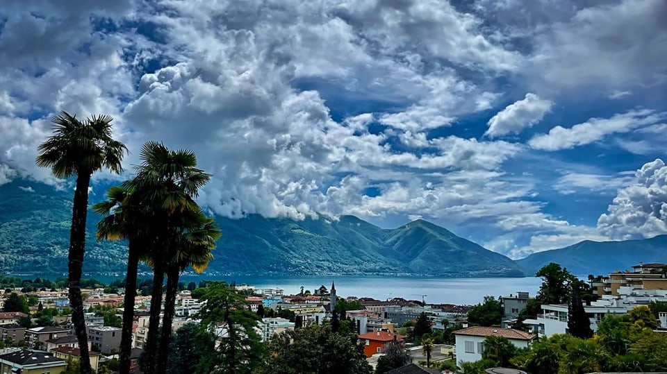 Quellwolken über dem Lago Maggiore.