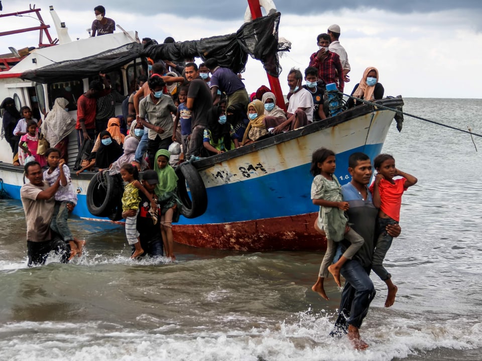 Rohingya verlassen Schiff