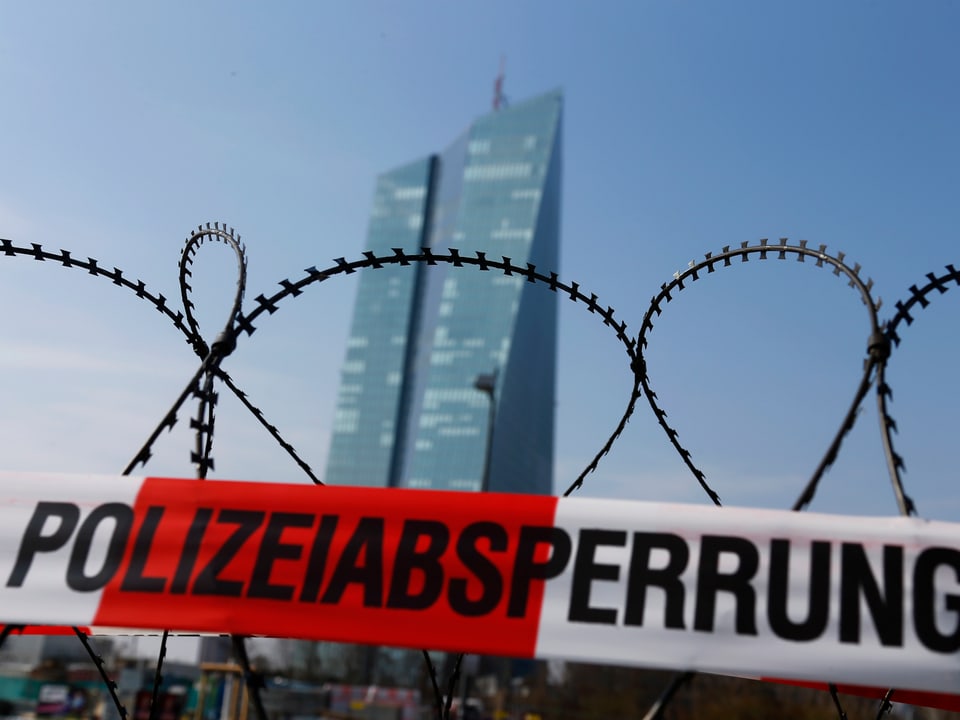 Polizeiabsperrung mit Stacheldraht vor dem EZB-Neubau