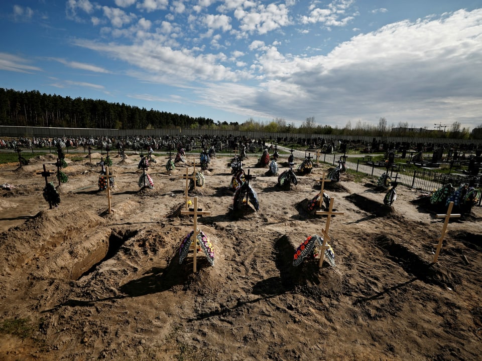 Neue Gräber in Butscha nahe Kiew (28. April 2022).