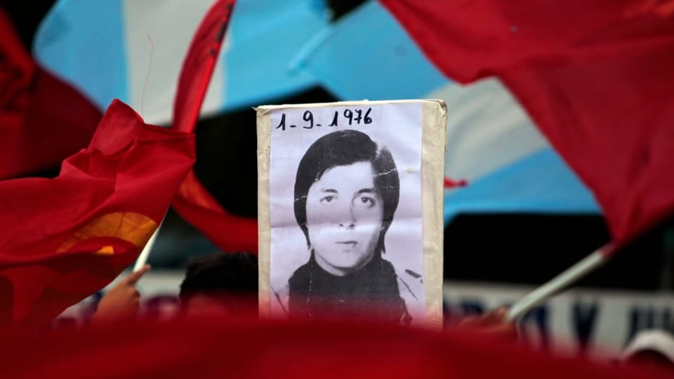 Imagen de mujer desaparecida fechada el 1/9/1976 frente a bandera Argentina.