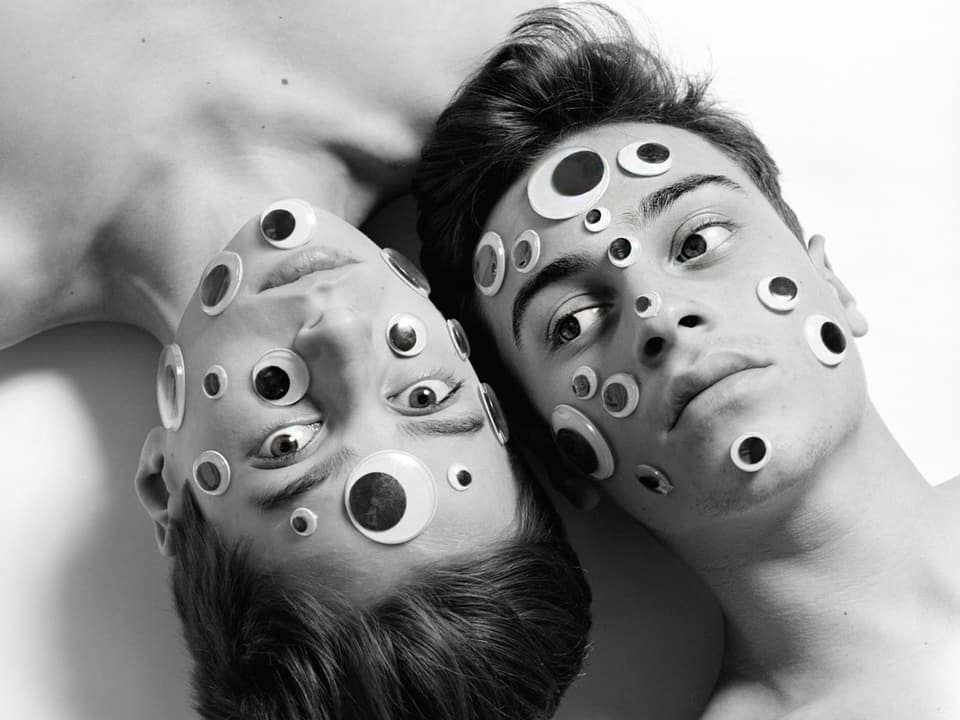 Zwei Jugendliche mit angeklebten Bastel-Augen auf dem Gesicht